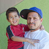 padre con su hijo en brazos