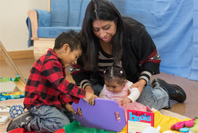 Mujer jugando con dos niños