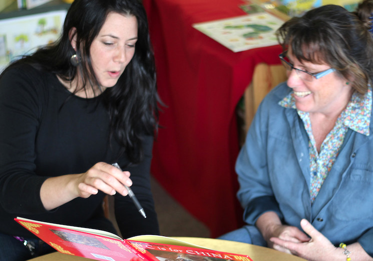 Mujer señalando una página de un libro