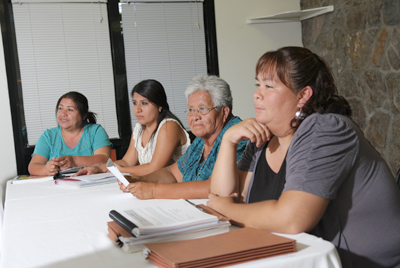 Mujeres sentadas en una reunión